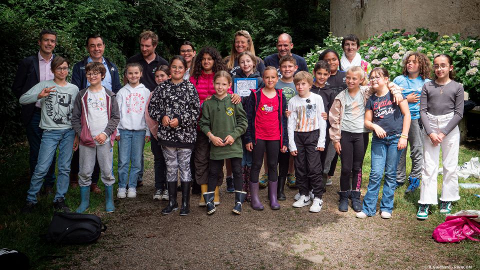 Photo de groupe lors de la journée d'inauguration de la Water Forest School, avec l'équipe Water Family, nos partenaires engagés et une classe des Sables d'Olonne.