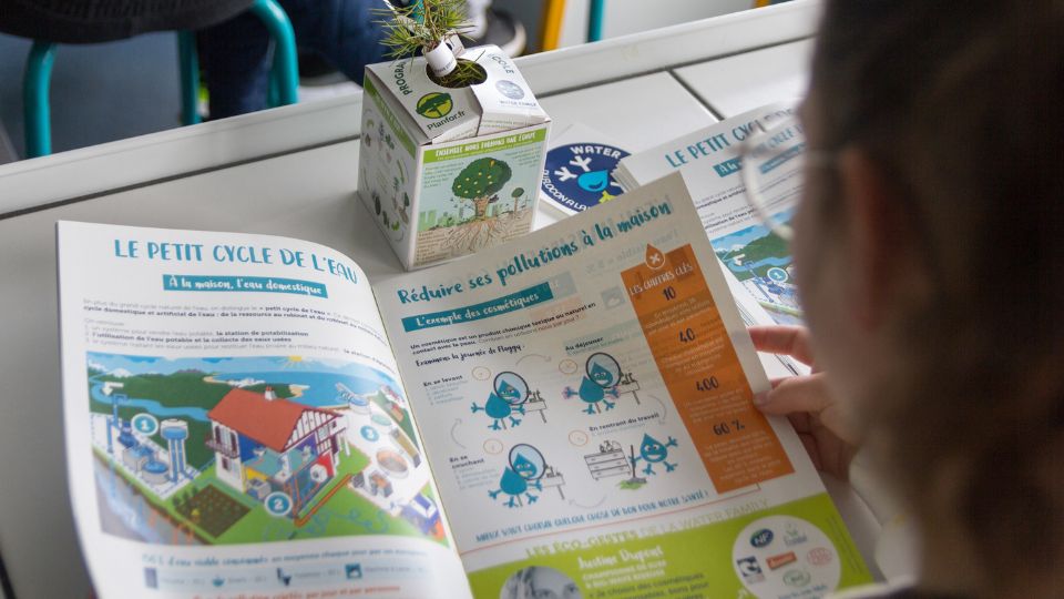 Le guide pédagogique Water Responsable en train d'être lu dans une école