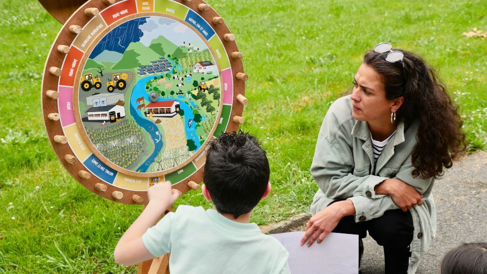 Le jeu de la roue de l'alimentation responsable animé avec un enfant en plein air