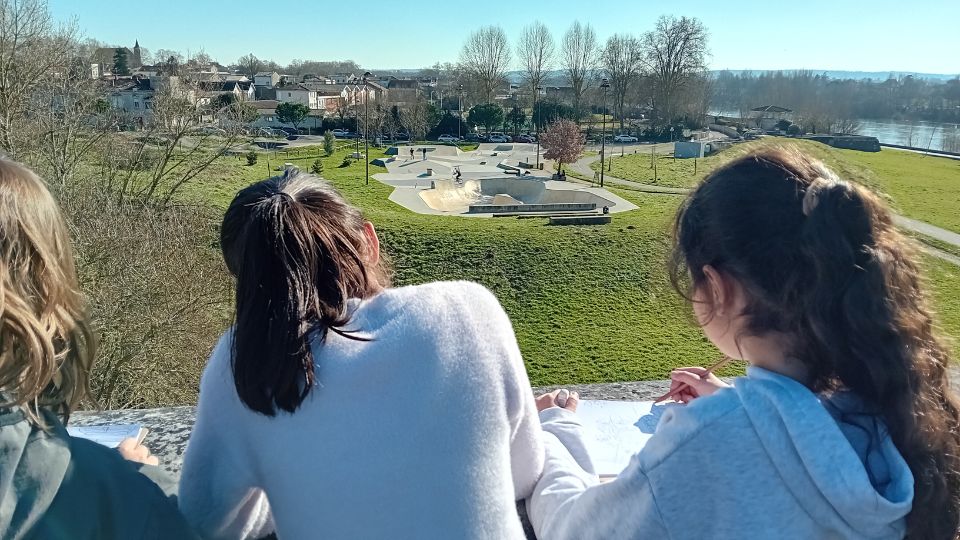 ATE sur la ville d'Agen 2023-2025 - vue sur le skatepark et jeunes filles qui réalisent un dessin avec vue aérienne