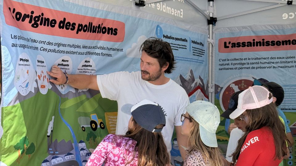 Micropolluants - Le stand installé sur la plage de Bidart