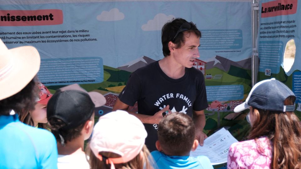 Micropolluants - Le stand pédagogique face à l'océan